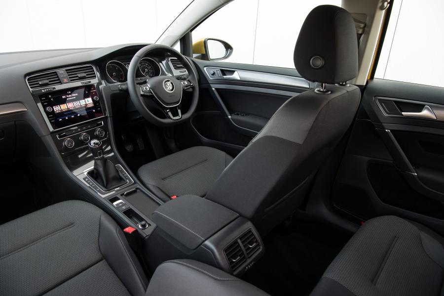 Интерьер Volkswagen Golf TDI 5-Door 2017 года  (UK) (фото 26 из 30)